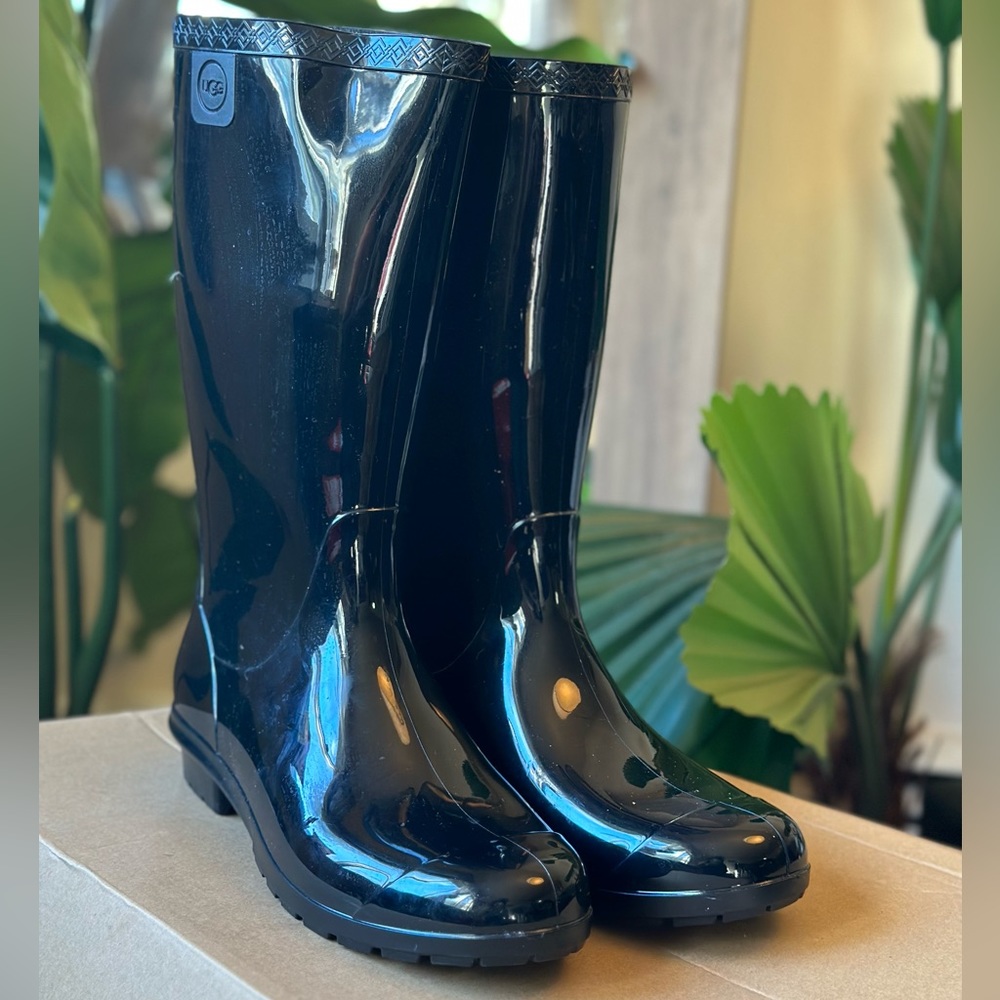 Brand new UGG rain boot size 8